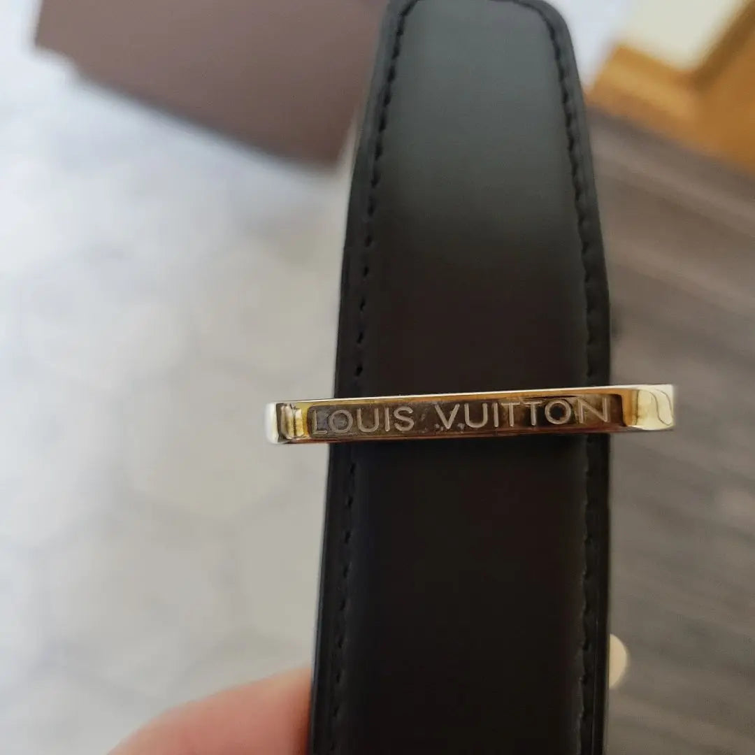 Cinturón elegante con dos logotipos LV en plata de Louis Vuitton Pantalones de traje con estilo