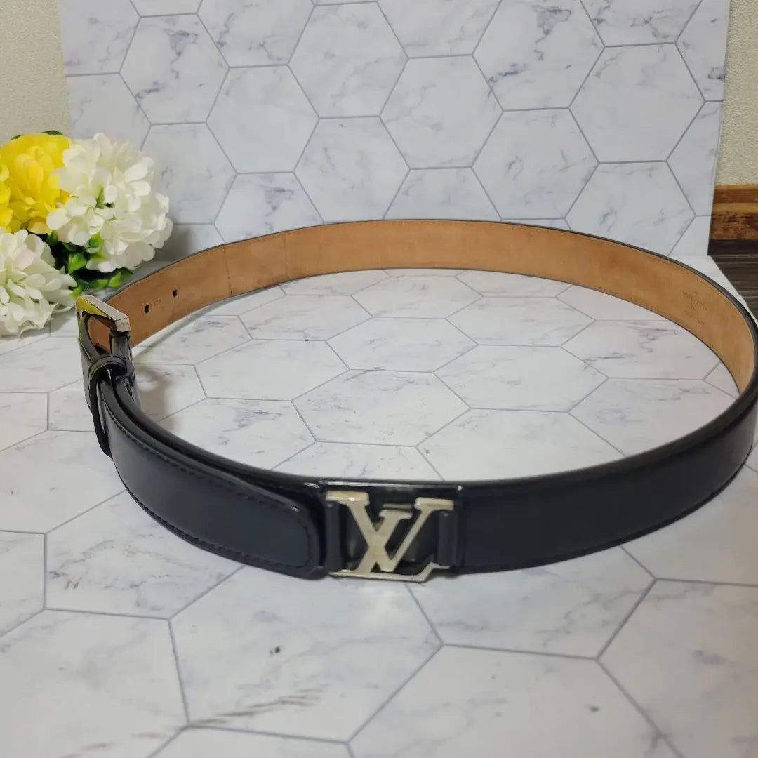 Cinturón elegante con dos logotipos LV en plata de Louis Vuitton Pantalones de traje con estilo