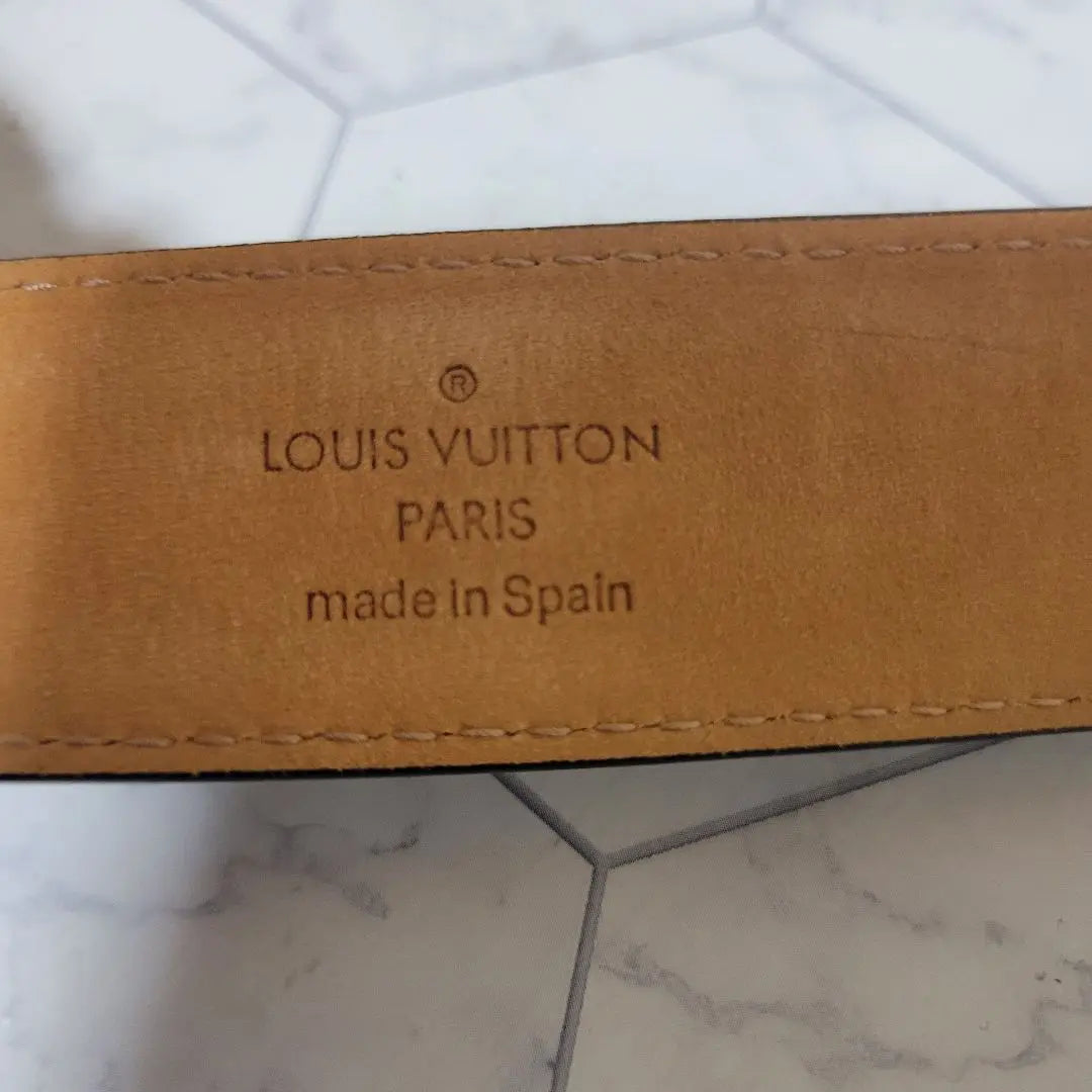 Cinturón elegante con dos logotipos LV en plata de Louis Vuitton Pantalones de traje con estilo