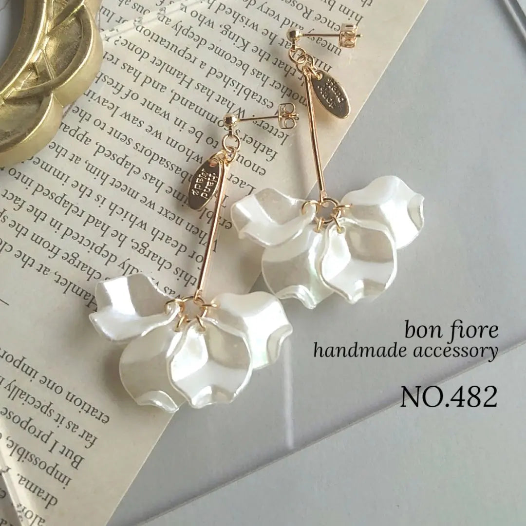 No.482 Pendientes hechos a mano pétalos grandes Pendientes largos blancos temblorosos | NO.482 ハンドメイドピアス 大ぶり 花びら 揺れる ロング 白 イヤリング