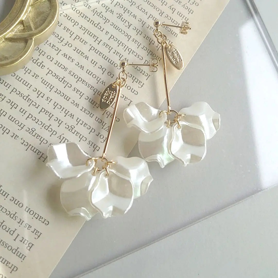 No.482 Handmade earrings large petals Shaking long white earrings | NO.482 ハンドメイドピアス 大ぶり 花びら 揺れる ロング 白 イヤリング