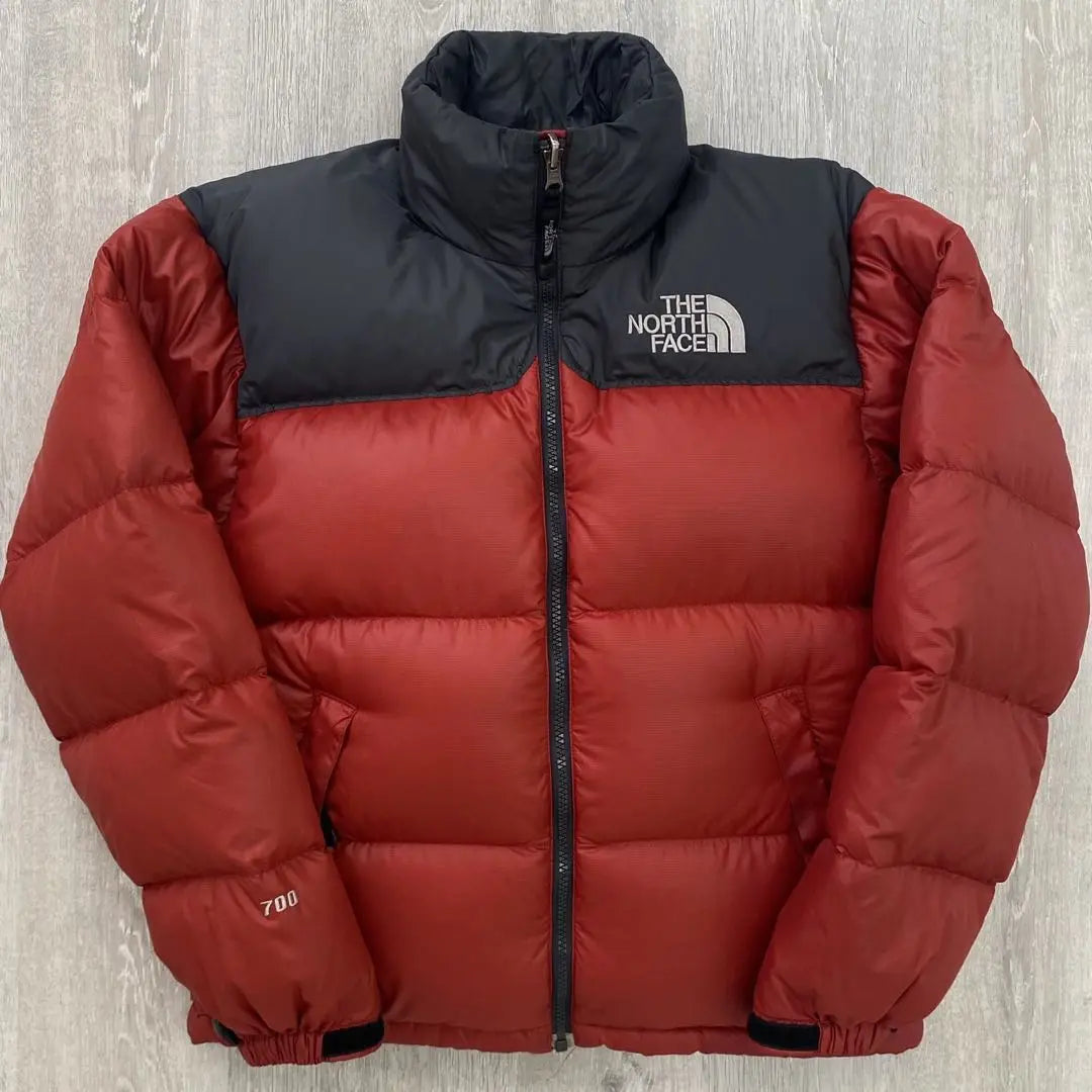 The North Face 700FIL Nuptse Red x Charcoal Gray para hombre, talla XS