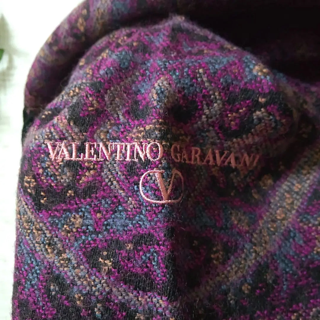 Estola con estampado geométrico de Valentino Garavani, estampado llamativo por todas partes con una traducción