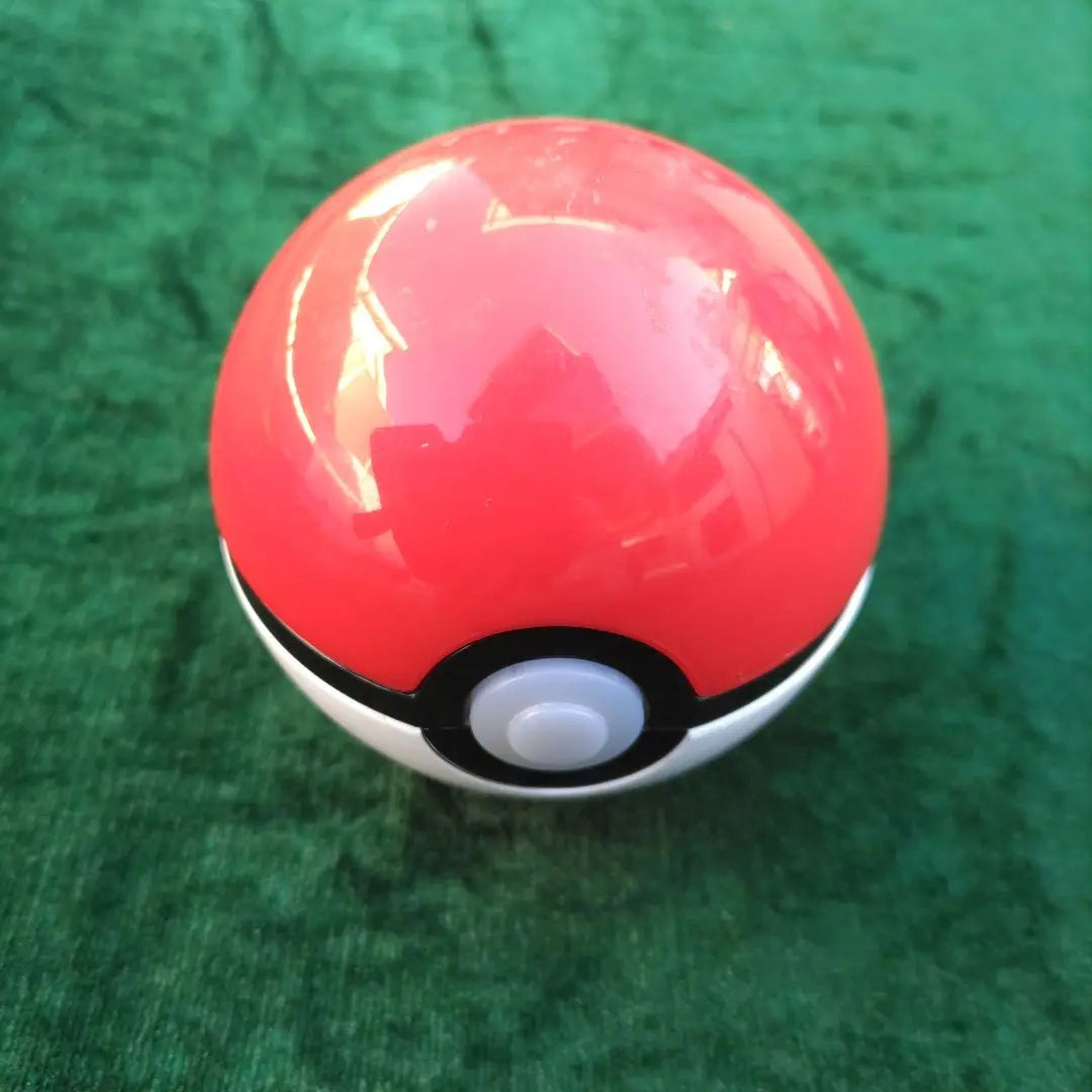 Pokemon Ball-type game machine