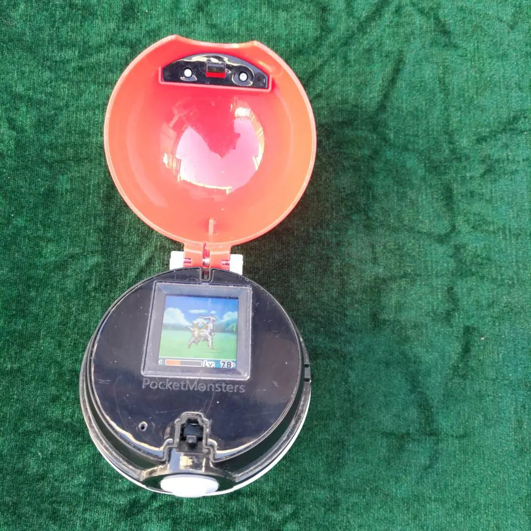 Pokemon Ball-type game machine