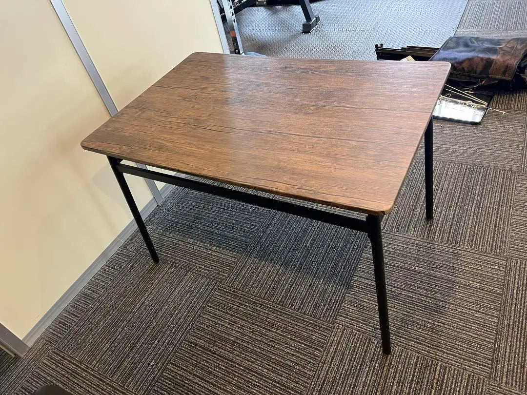 Mesa de madera marrón tamaño mediano