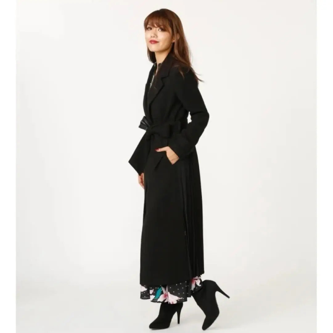 Long coat with black pleated belt rienda