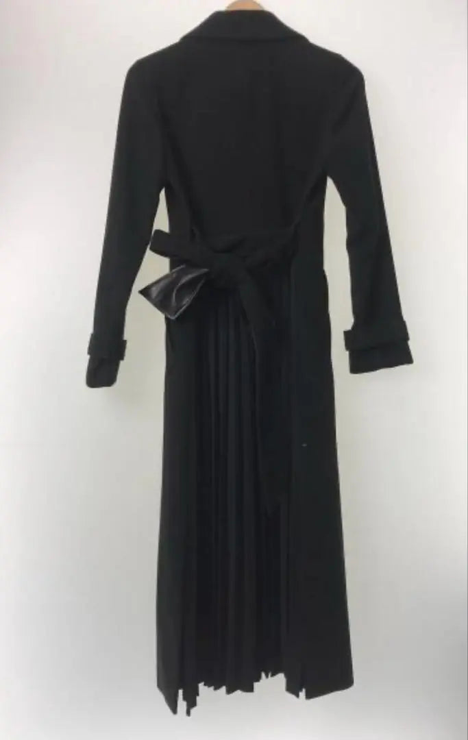 Long coat with black pleated belt rienda