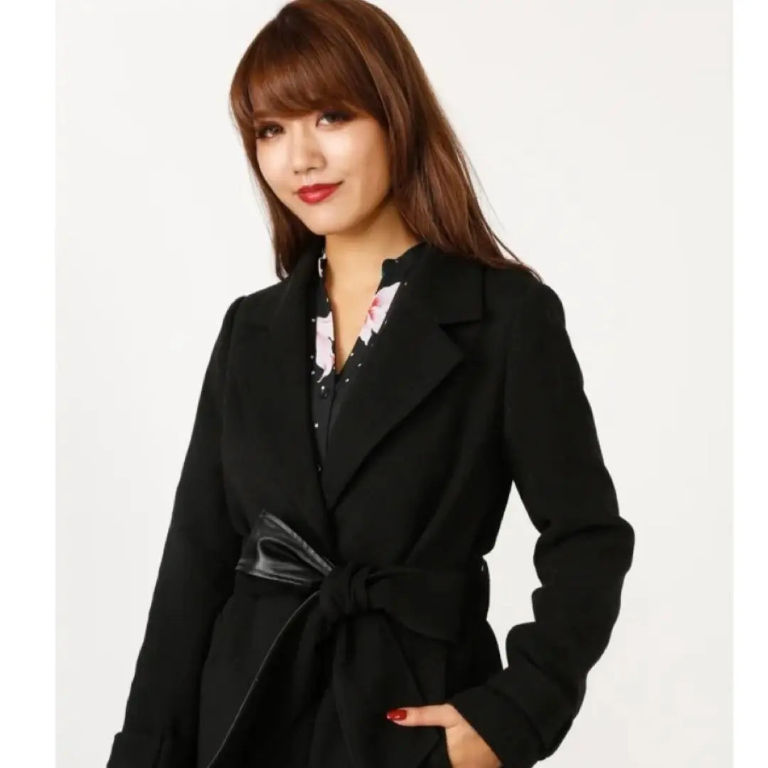 Long coat with black pleated belt rienda