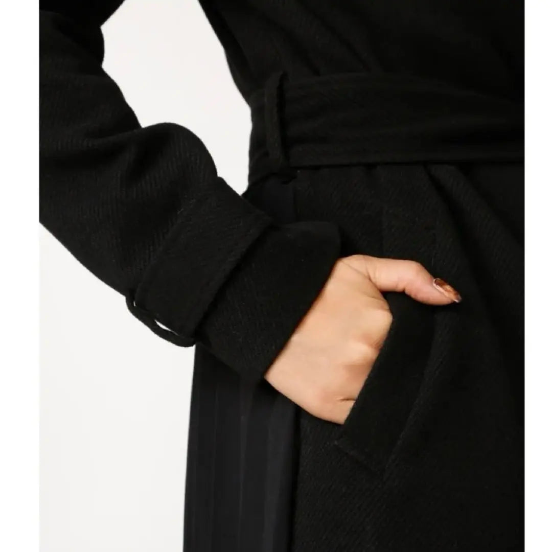 Long coat with black pleated belt rienda