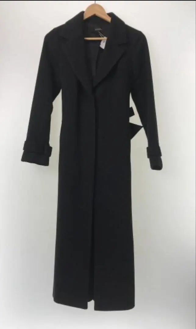 Long coat with black pleated belt rienda