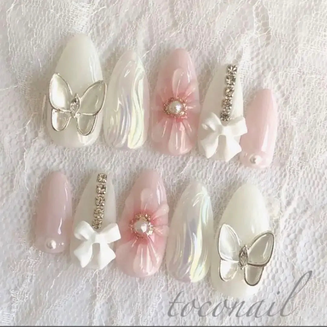 Uñas con flores regordetas, uñas con cintas, uñas con forma de mariposa, uñas con un corazón, uñas coreanas