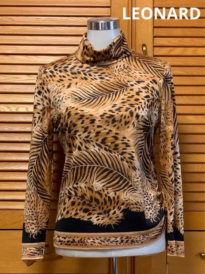 Súper hermosa blusa de cuello alto con estampado de leopardo de Leonard en seda, lana, color marrón mostaza x negro