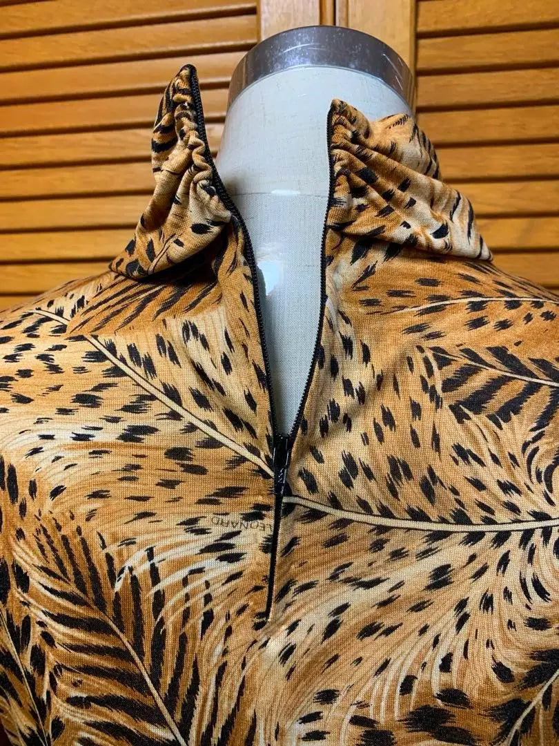 Súper hermosa blusa de cuello alto con estampado de leopardo de Leonard en seda, lana, color marrón mostaza x negro