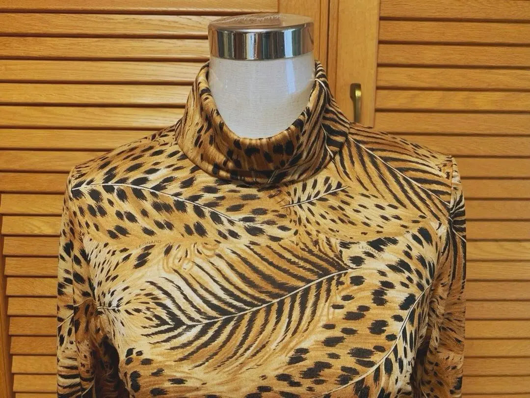 Súper hermosa blusa de cuello alto con estampado de leopardo de Leonard en seda, lana, color marrón mostaza x negro