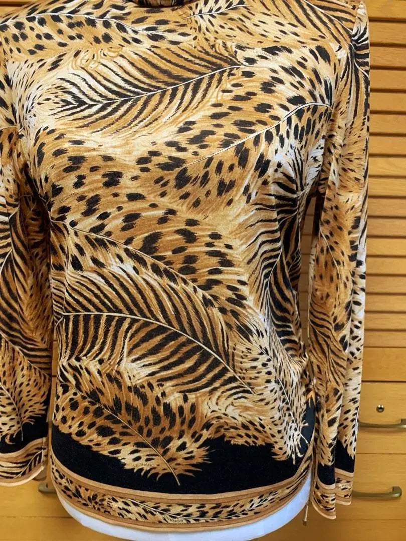 Súper hermosa blusa de cuello alto con estampado de leopardo de Leonard en seda, lana, color marrón mostaza x negro