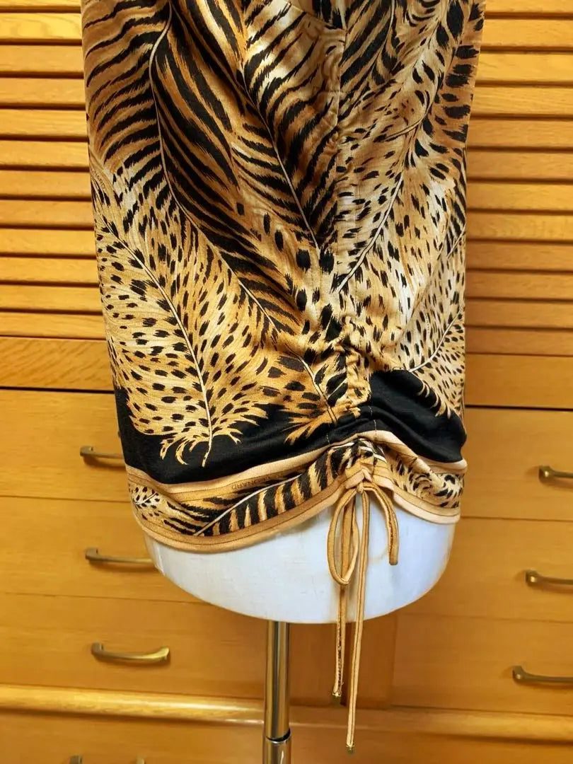 Súper hermosa blusa de cuello alto con estampado de leopardo de Leonard en seda, lana, color marrón mostaza x negro