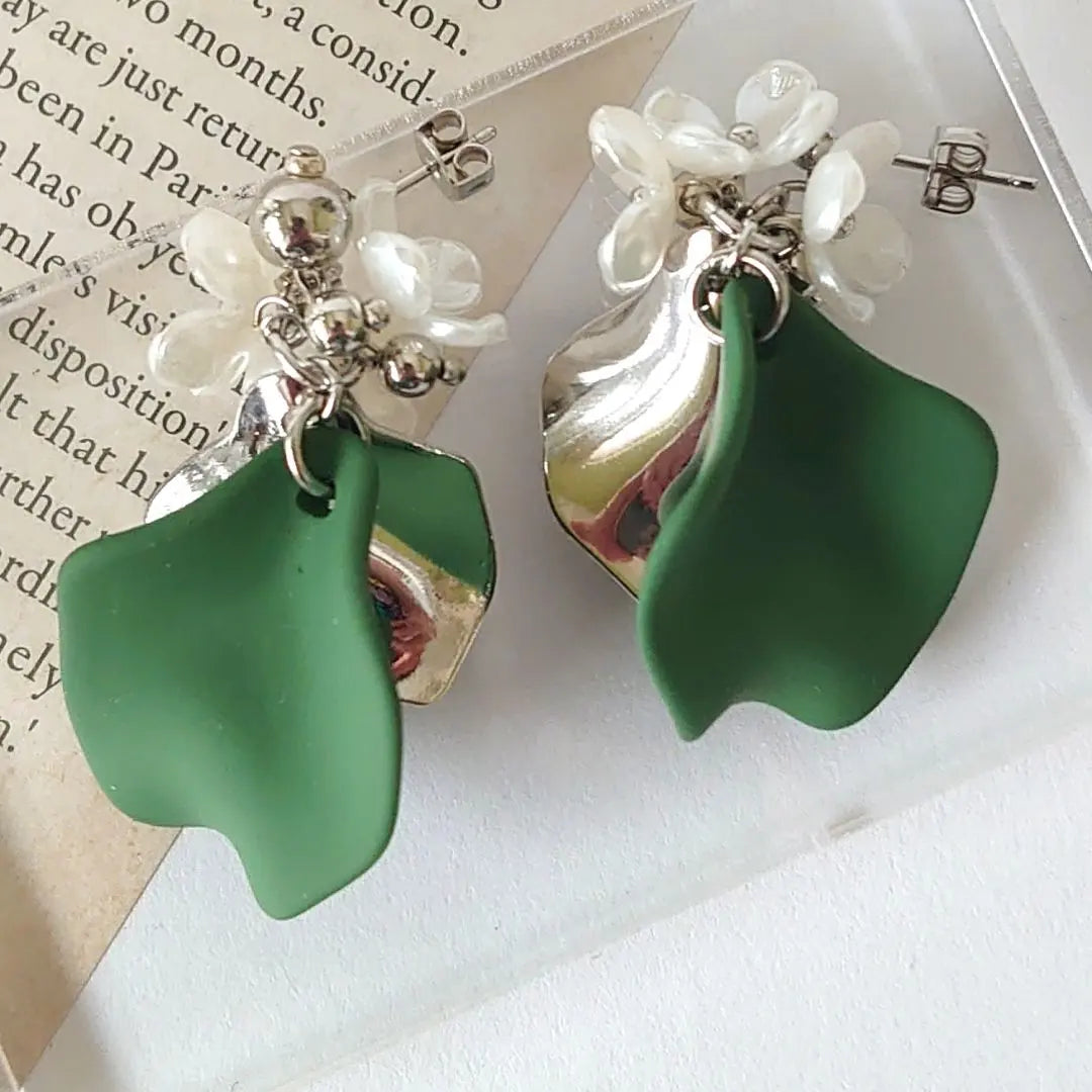 NO.458 Handmade Earrings Flowers Petals Large Green Silver Earrings