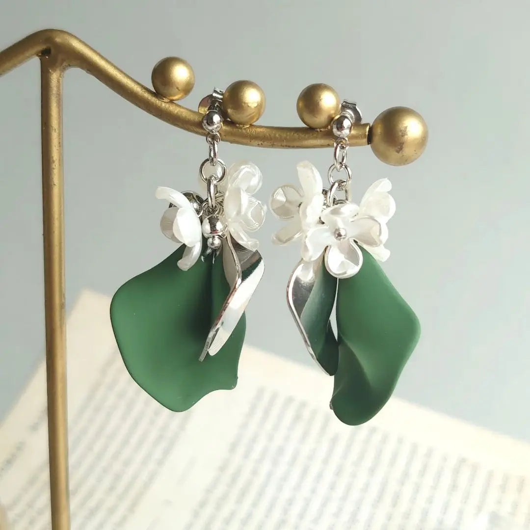 NO.458 Handmade Earrings Flowers Petals Large Green Silver Earrings