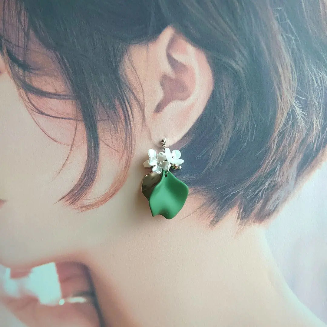 NO.458 Handmade Earrings Flowers Petals Large Green Silver Earrings