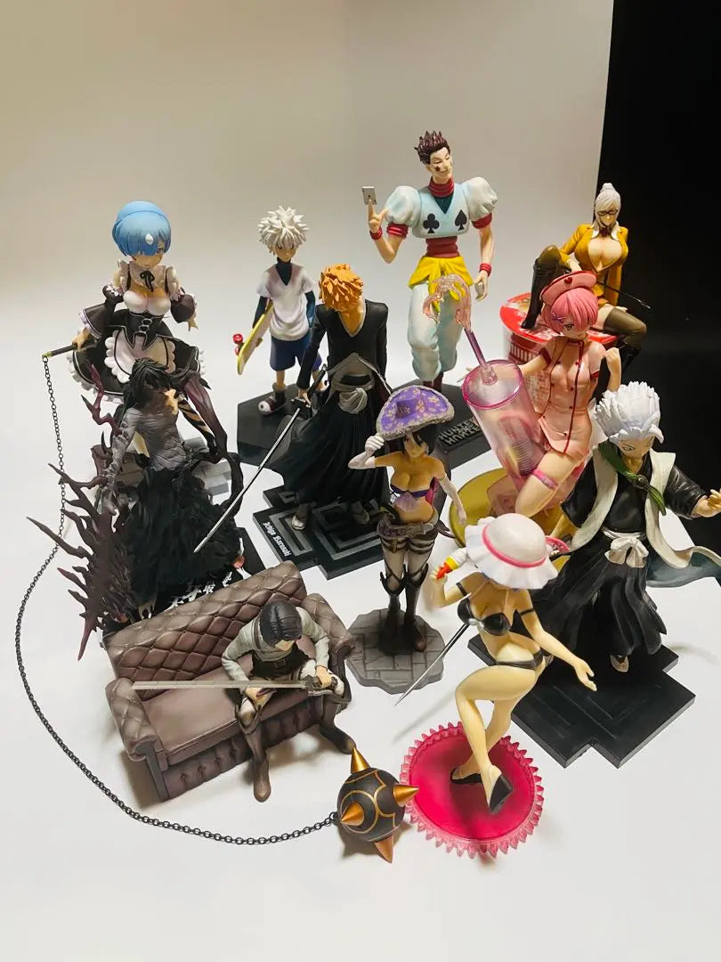 [Set of 10] Figures such as Attack on Titan, Levi, Mikasa, Re:Zero, Bleach, etc.