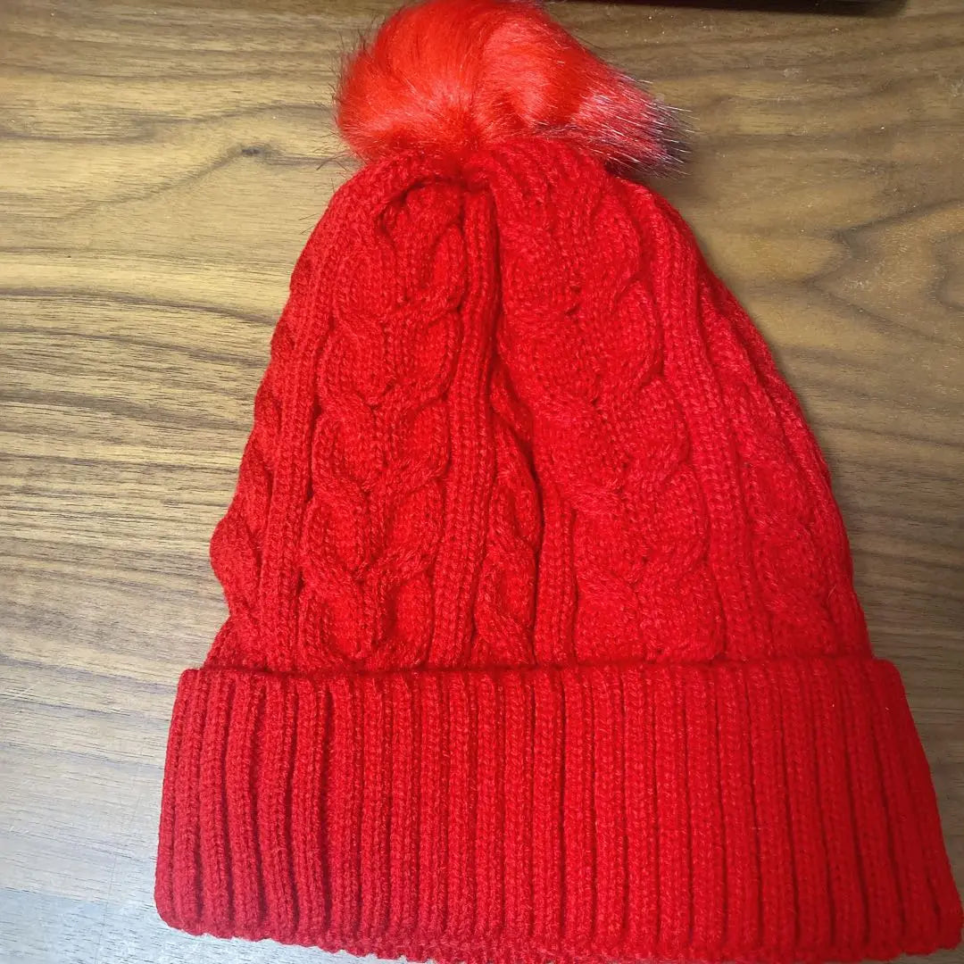 ✨Unused✨ Women's knit hat with pom poms, fleece lining, warmth protection, red