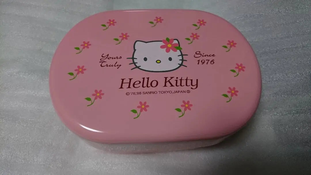 Desecho de la lonchera lacada de 2 niveles de la familia Hello Kitty sin usar