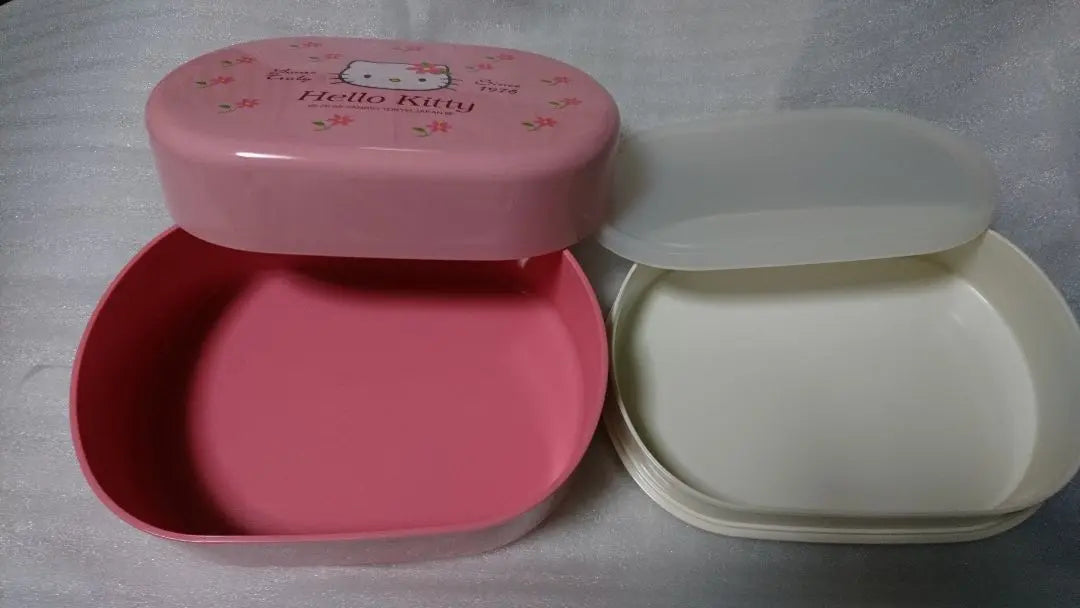 Disposal unused Hello Kitty Family lacquered 2-tier lunch box