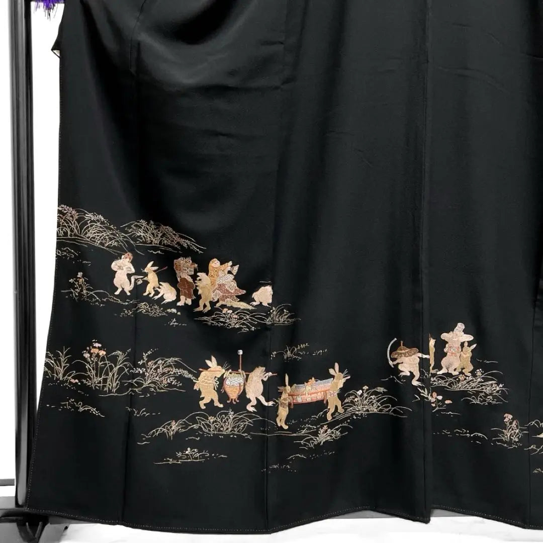 [Gem] Writer's birds and beast caricatures embroidered black tomesode kimono | 【逸品】 作家もの　鳥獣戯画の刺繍の黒留袖　着物