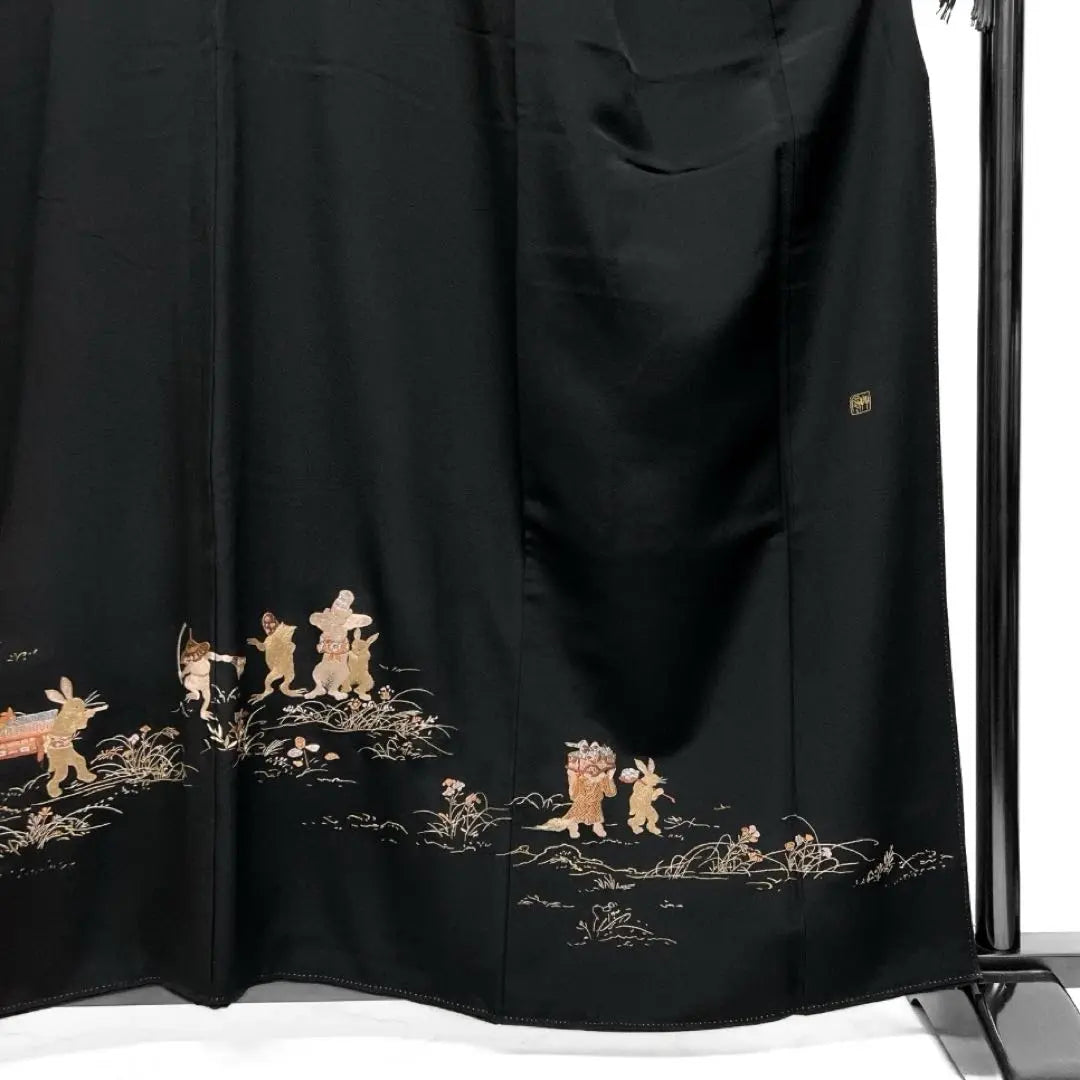 [Gem] Writer's birds and beast caricatures embroidered black tomesode kimono | 【逸品】 作家もの　鳥獣戯画の刺繍の黒留袖　着物