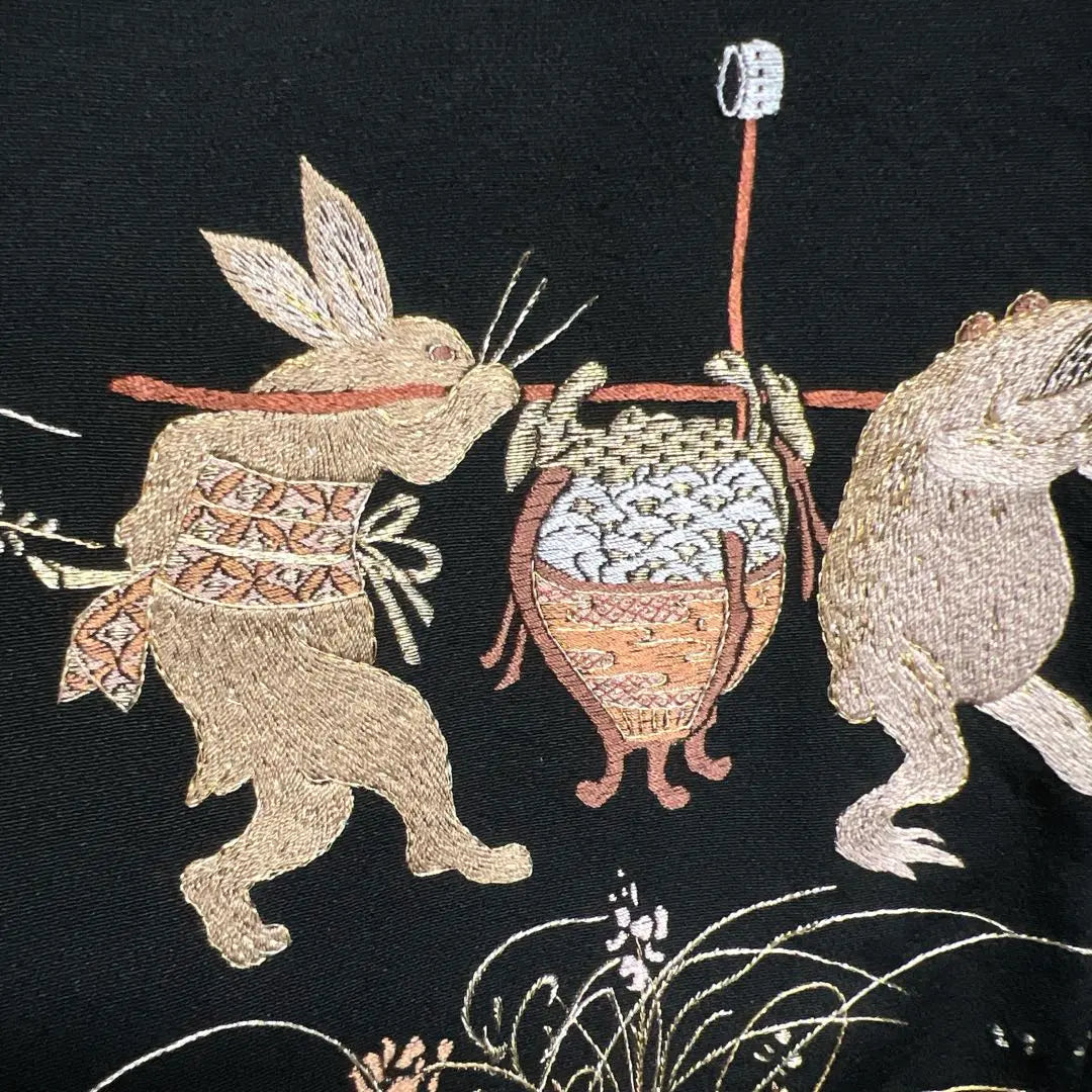 [Gem] Writer's birds and beast caricatures embroidered black tomesode kimono | 【逸品】 作家もの　鳥獣戯画の刺繍の黒留袖　着物