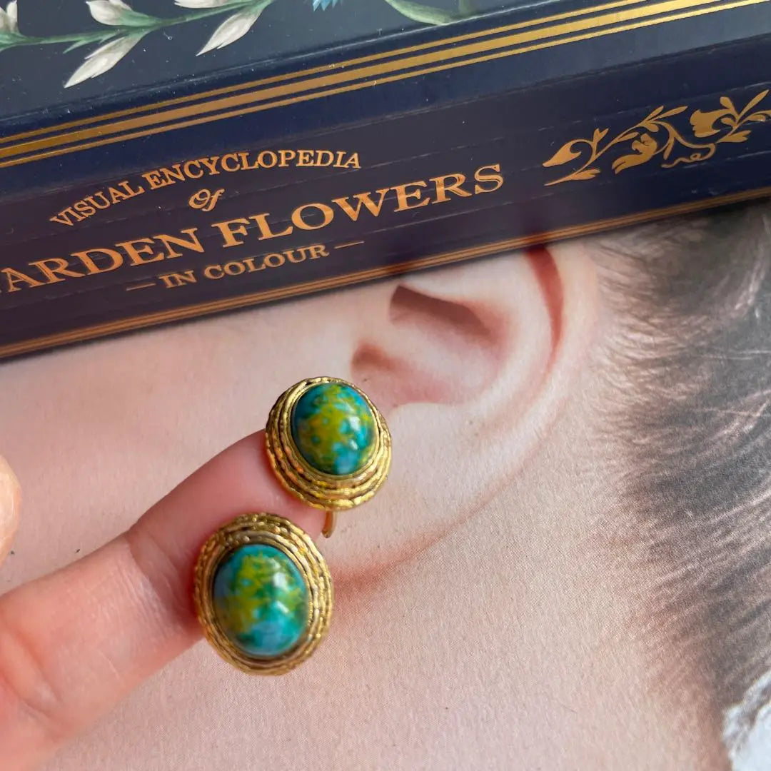 Green stone gold earrings