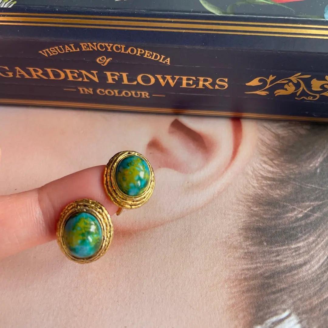 Green stone gold earrings