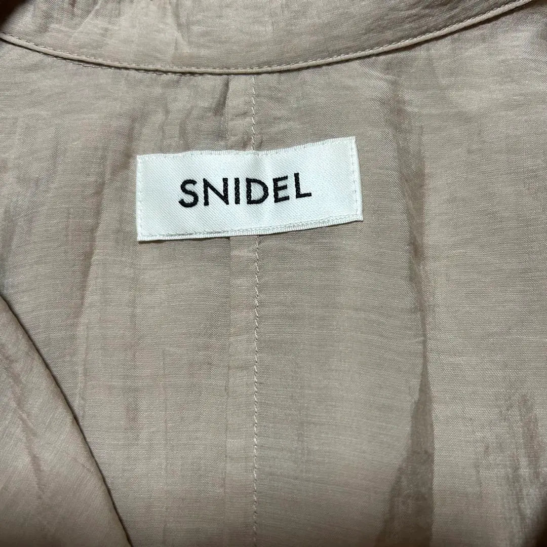 Abrigo de nailon SNIDEL en muy buen estado, fino, largo, gabardina, ligero