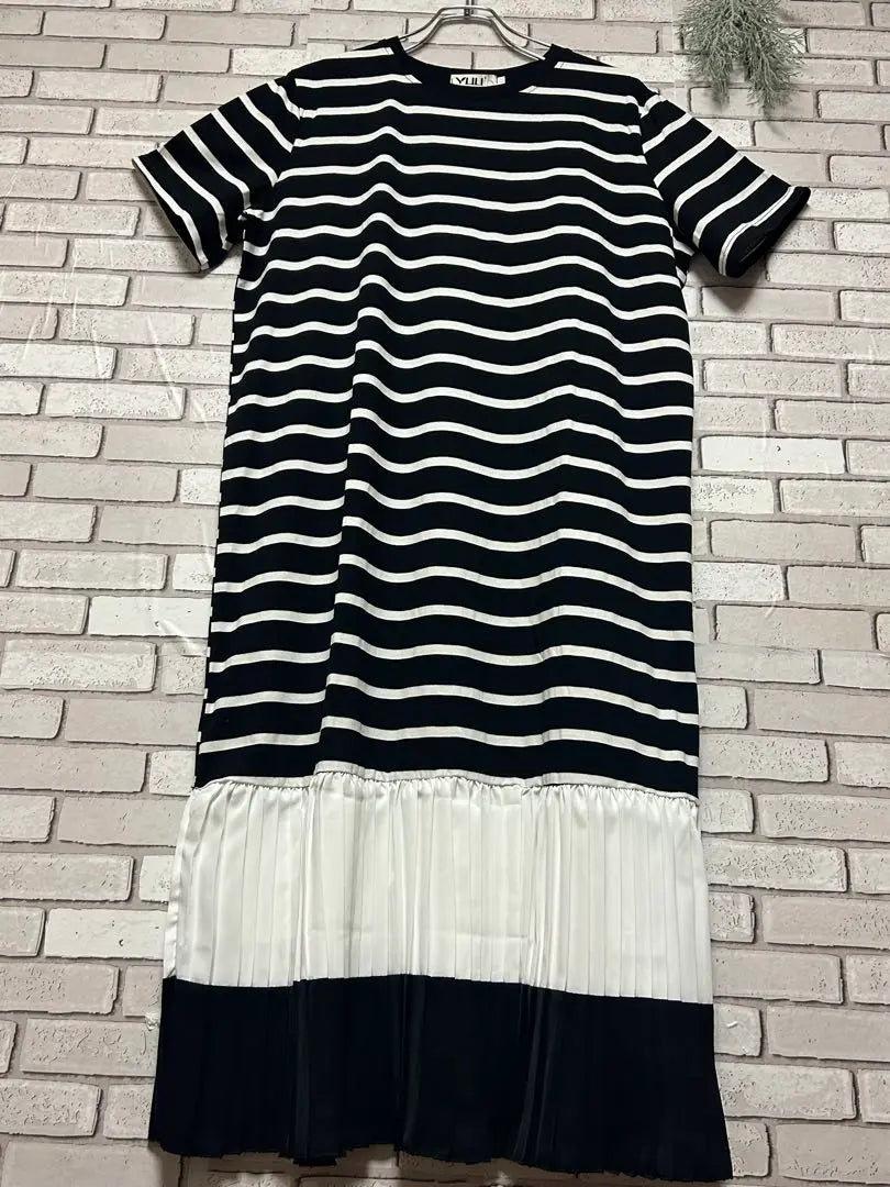 Long dress, pleated skirt, maxi length, border, monochrome, border