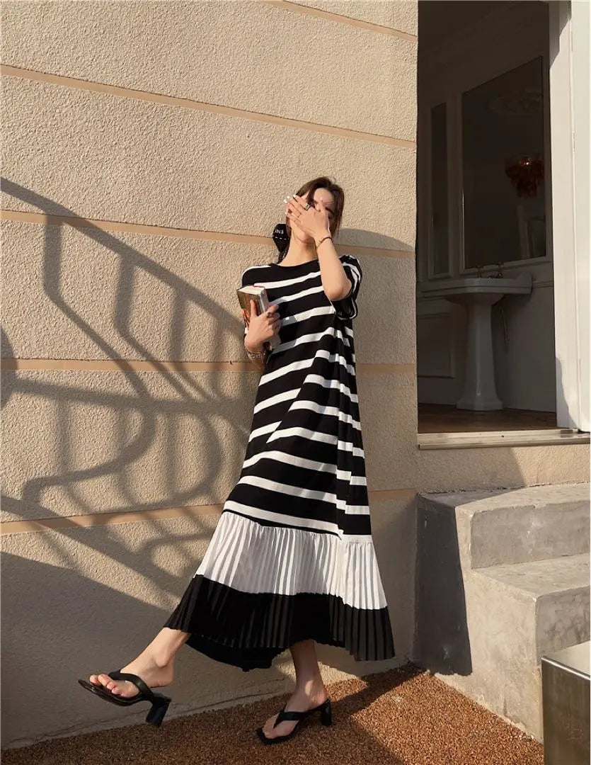 Long dress, pleated skirt, maxi length, border, monochrome, border