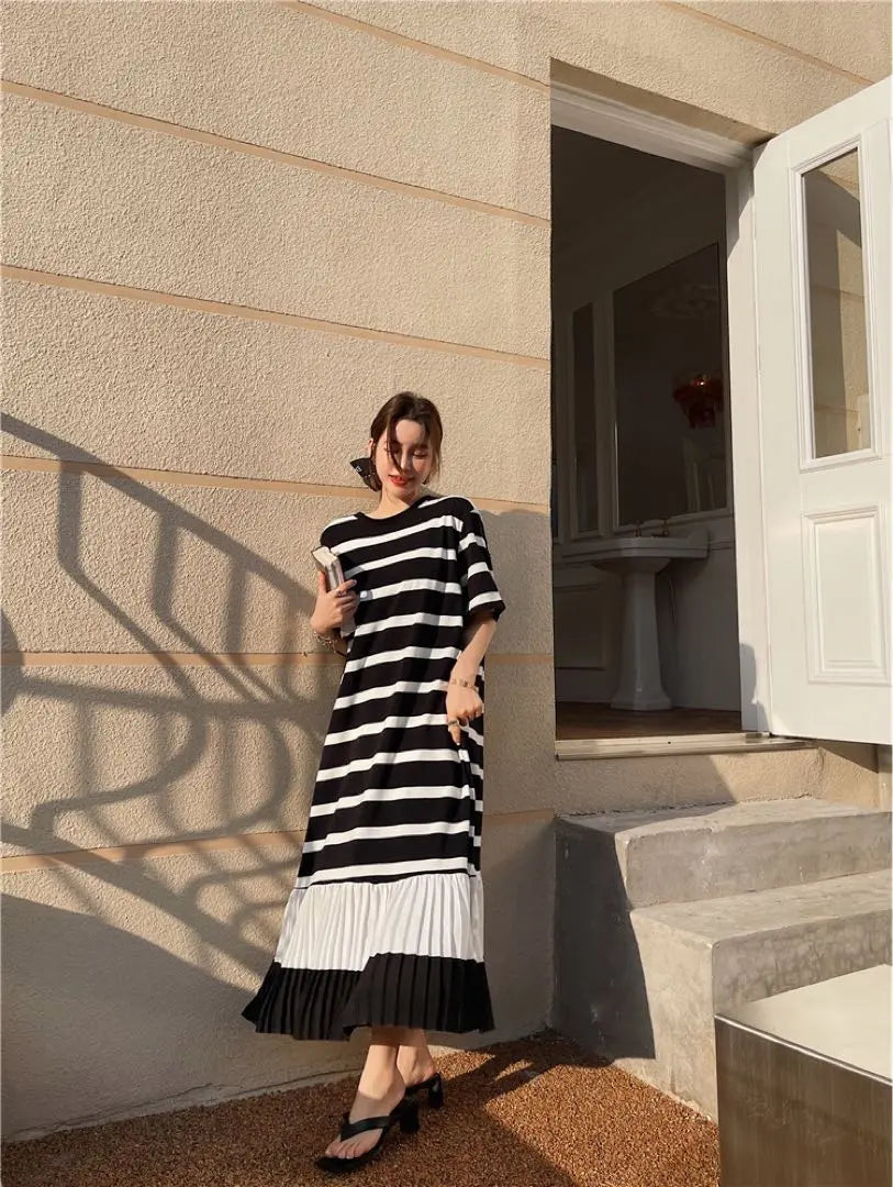 Long dress, pleated skirt, maxi length, border, monochrome, border