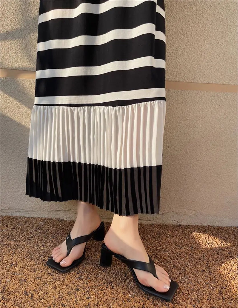 Long dress, pleated skirt, maxi length, border, monochrome, border