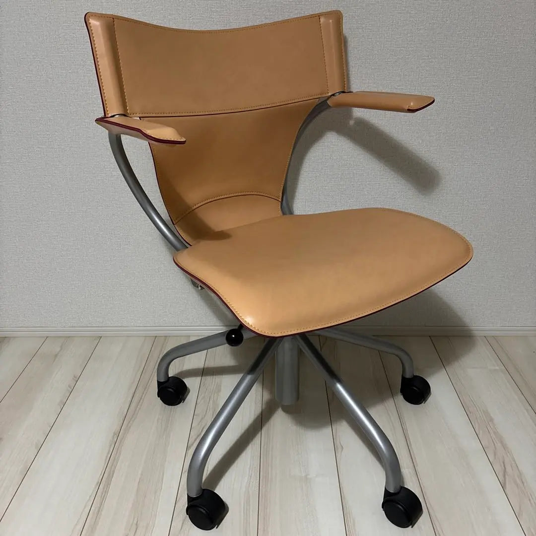 Silla de escritorio de cuero curtido y giratoria Karimoku Karimoku XT4310AJ