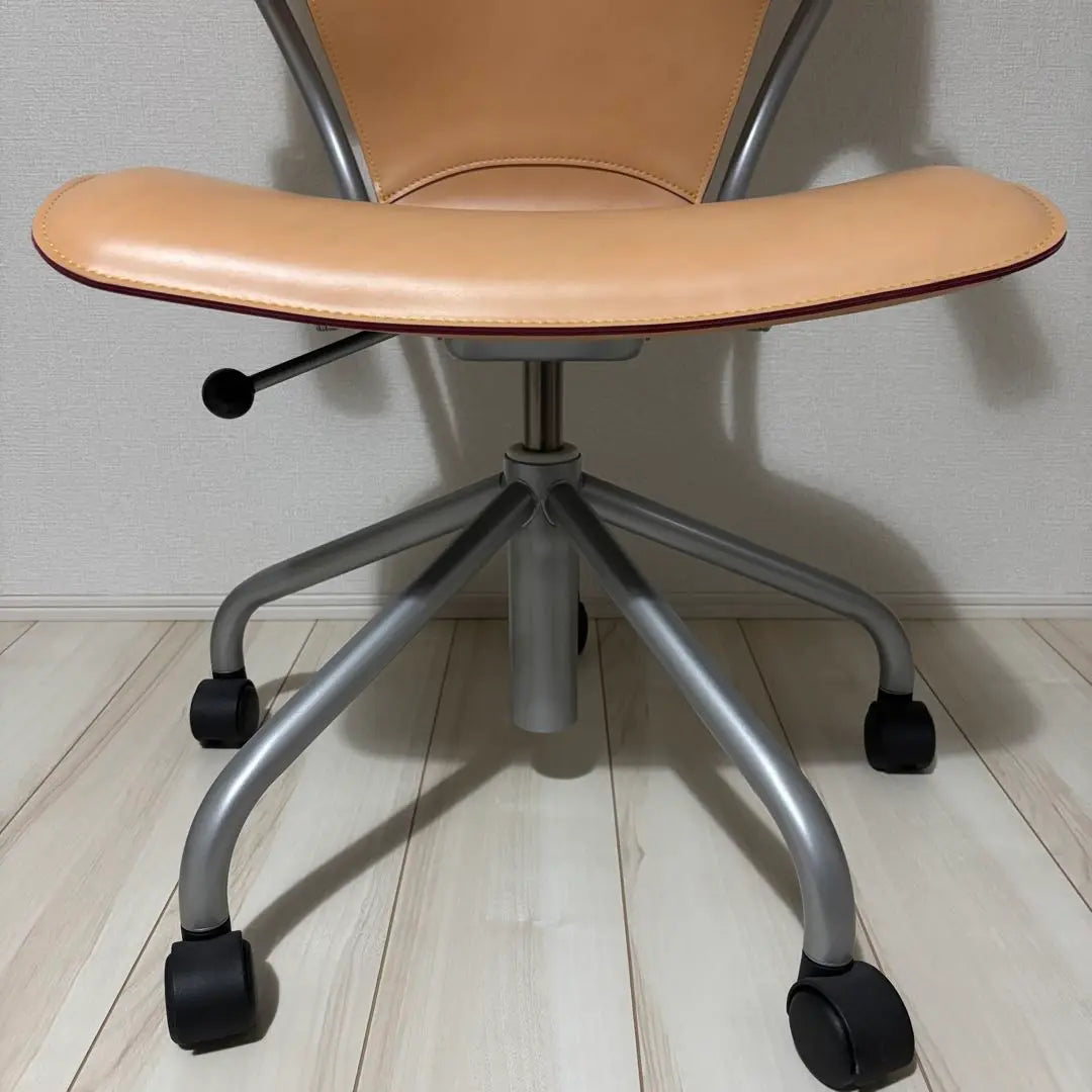 Silla de escritorio de cuero curtido y giratoria Karimoku Karimoku XT4310AJ