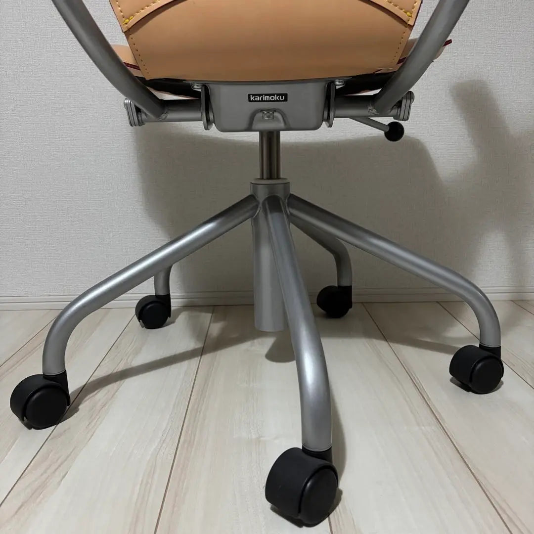 Silla de escritorio de cuero curtido y giratoria Karimoku Karimoku XT4310AJ