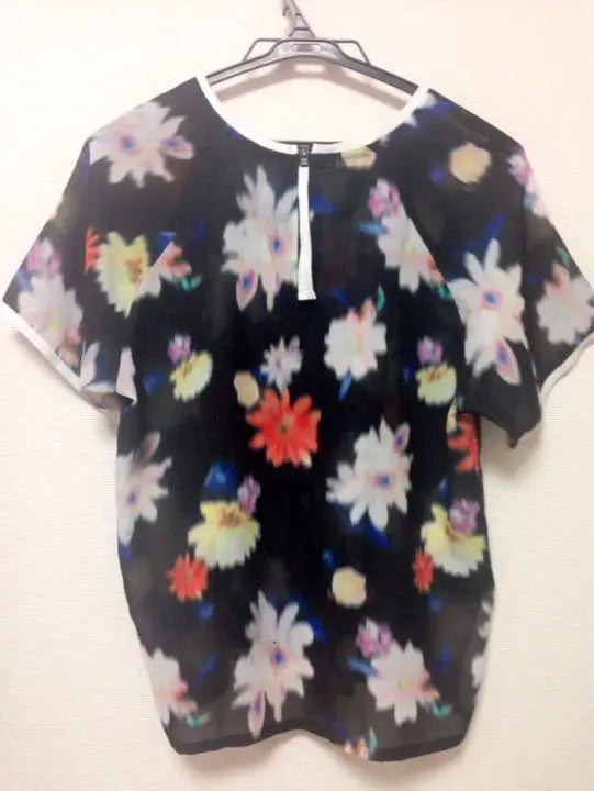 Belleza Julrier Nojuri Tops de raíz de mar con estampado floral | 美品 ジュリアーノジュリ 花柄 シースルートップス