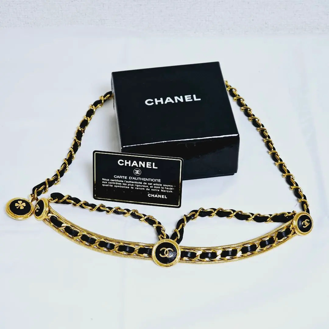 Cinturón de cadena Chanel con marca de trébol