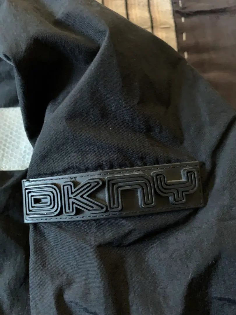 Chaqueta de nailon reflectante vintage DKNY XL de los años 90