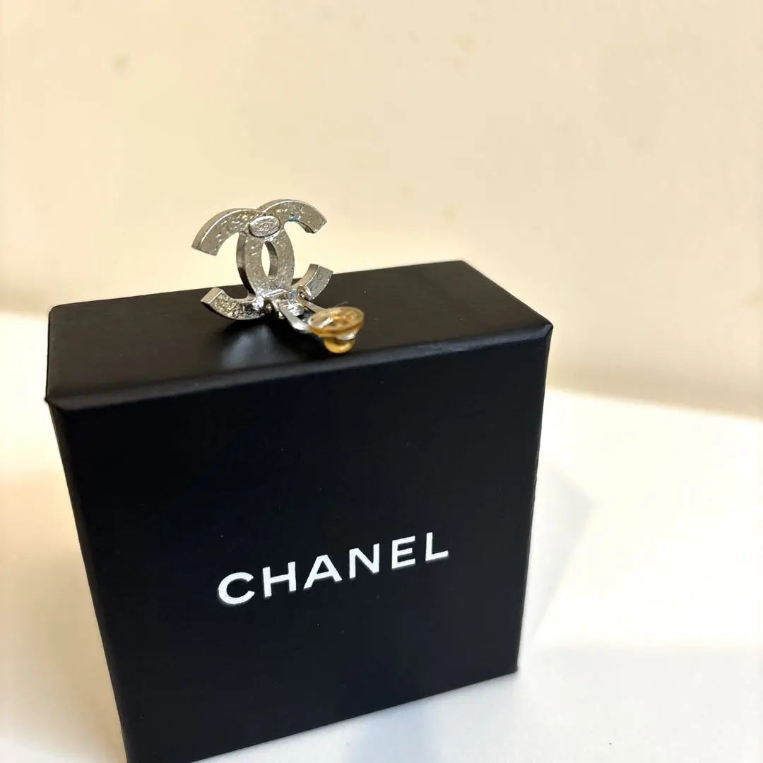 CHANEL ★ Genuine earrings, one ear