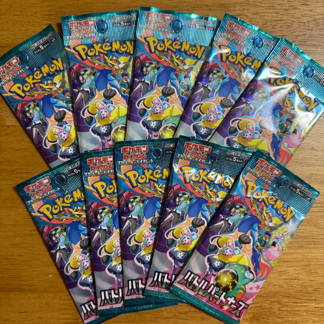 Paquete de 10 cartas de Pokémon Battle Partners en caja