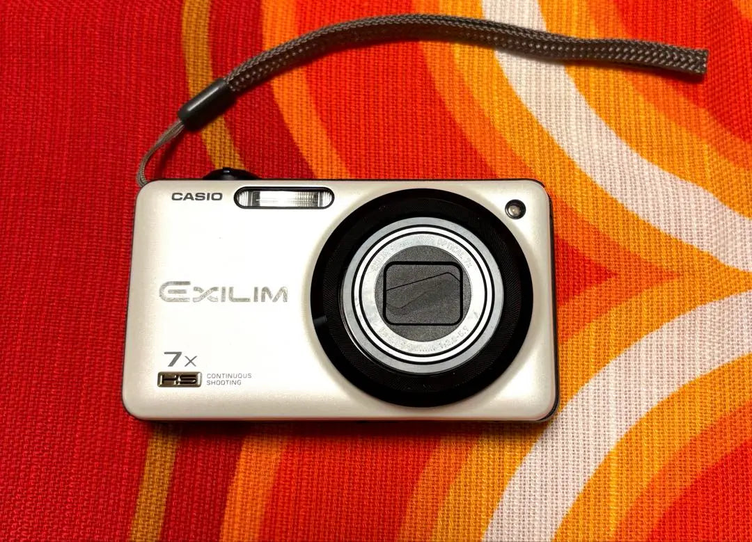 Cámara digital compacta EXILIM con zoom 7x EX-ZR15