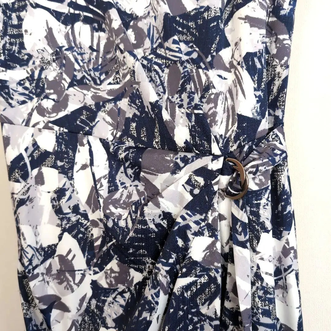 Vestido hasta la rodilla de manga corta con estampado abstracto en azul marino y blanco de Kudochances