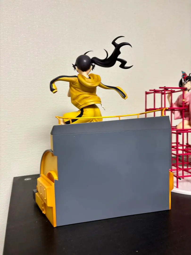 Figura falsa de Karen Araragi Monogatari Mon-Tue de Good Smile Company a escala