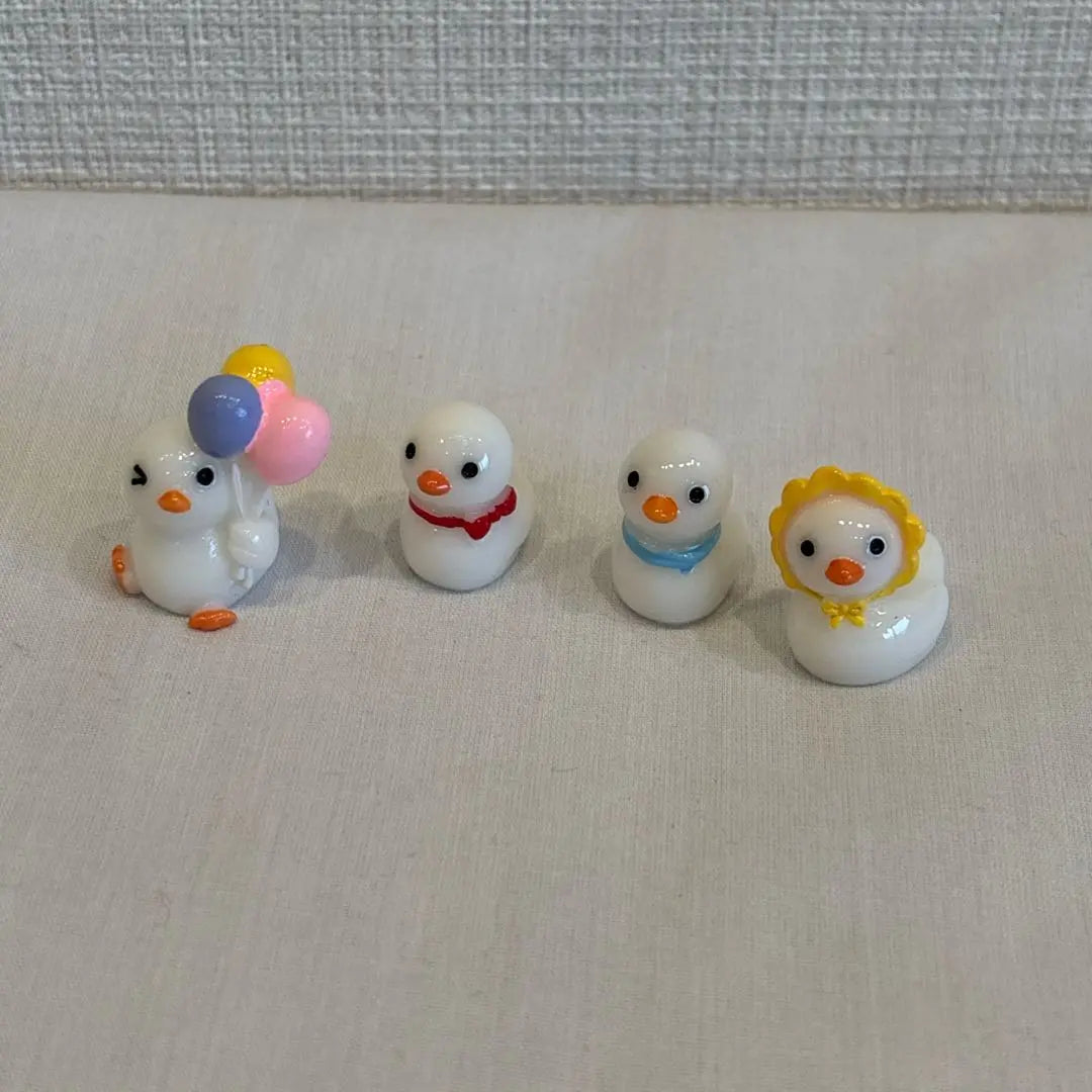 4 white duck figurines, miniature ornaments, small ornaments for office desktops